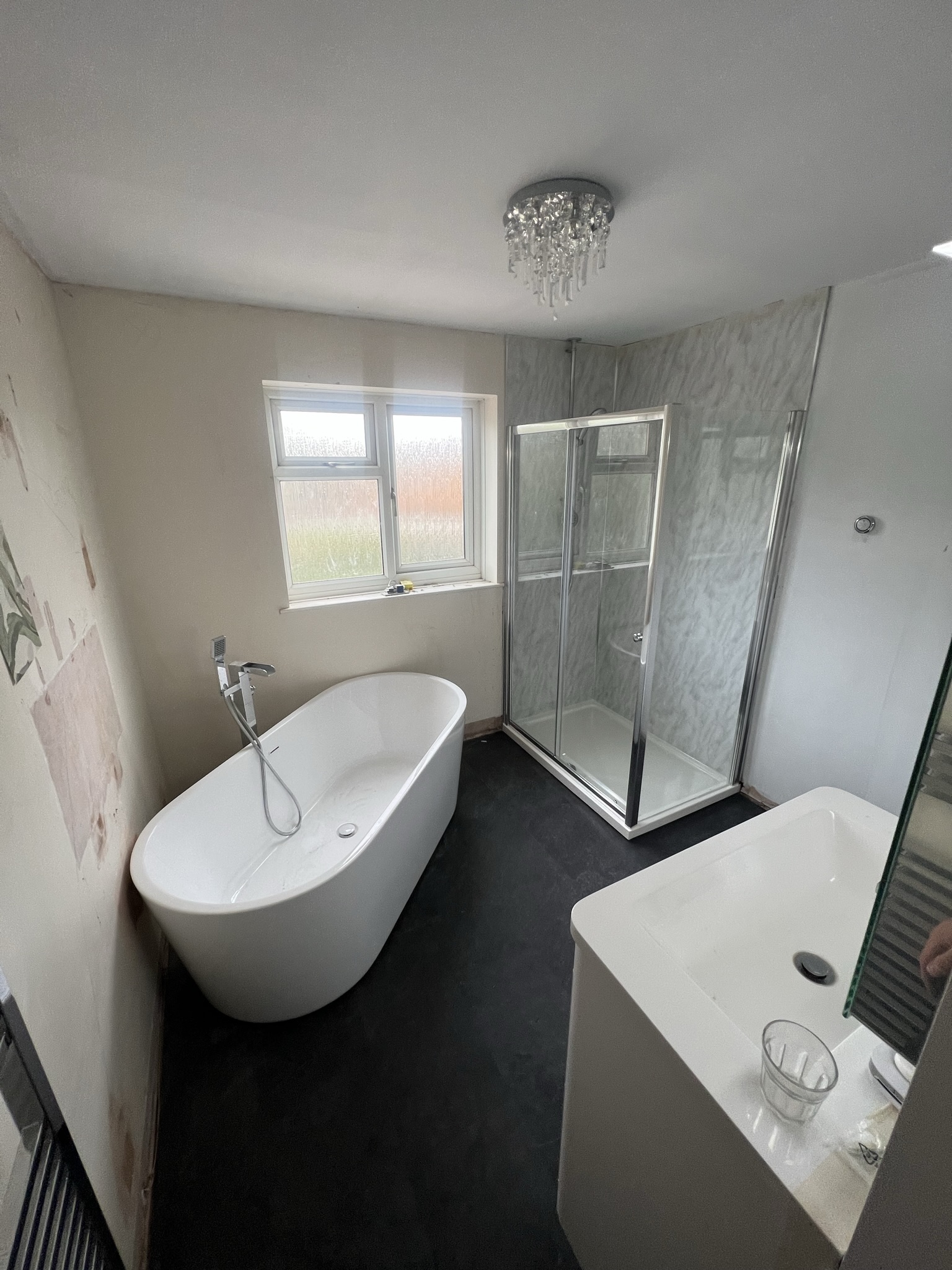 A picture of the bathroom after the renovation